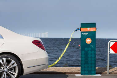 Mercedes Plug-in Charger