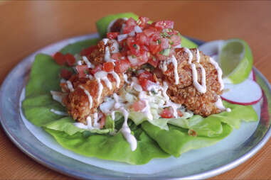 Fried chicken with lettuce cup