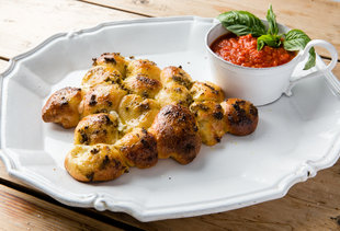 This Pull-Apart Cheesy Bread Is Also the World's Greatest Christmas Tree