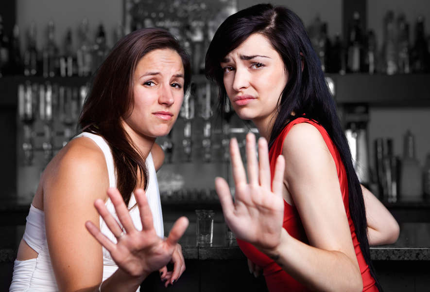 How to Buy a Girl a Drink Without Looking Like a Creep - Thrillist