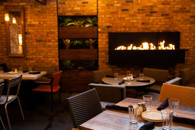 Best Fireplace Bars In Chicago Thrillist, Bars With Outdoor Fire Pits Chicago