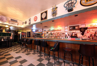 25 Signs You're in a Real Chicago Dive Bar
