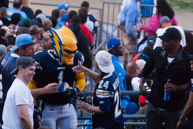 Watch: Fan trolls Chargers owner Dean Spanos with flying messages