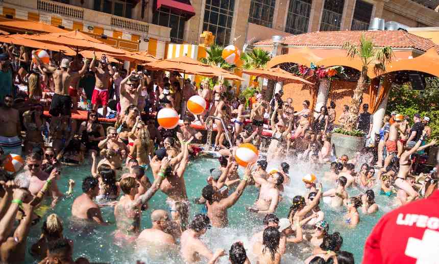Naked Beach Party Pool Spa - Topless Pool Las Vegas - A Complete Guide (PHOTOS) - Thrillist