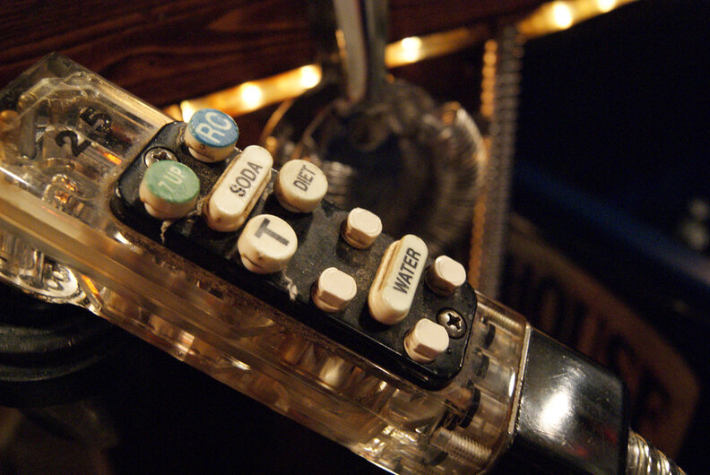 How to Spot a Bad Bartender in a Bar - Thrillist