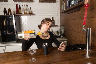 How to Spot a Bad Bartender in a Bar - Thrillist