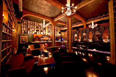 Ernest Hemingway Lounge, Hemingway themed bar
