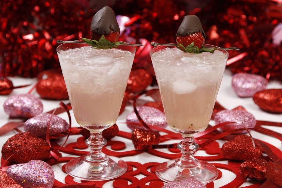 Here's How to Make a Strawberry Gin Crush Cocktail Recipe Thrillist