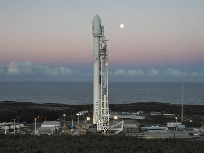 SpaceX commercial flight to moon
