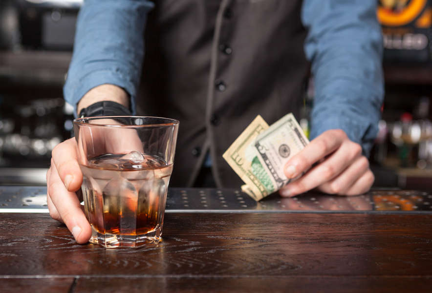 How to Get the Bartender’s Attention in a Crowded Bar - Thrillist