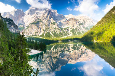 lake braies in prags reflecting surrounding mountains 