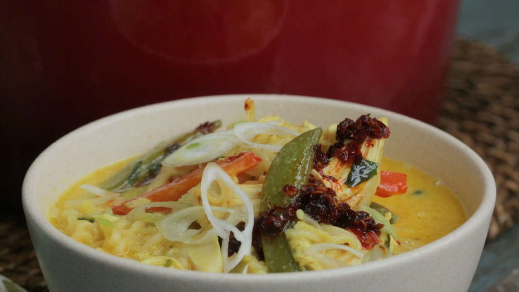 Here's How to Make Thai Chicken Ramen Recipe - Thrillist