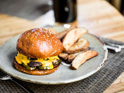 the best burgers in charleston