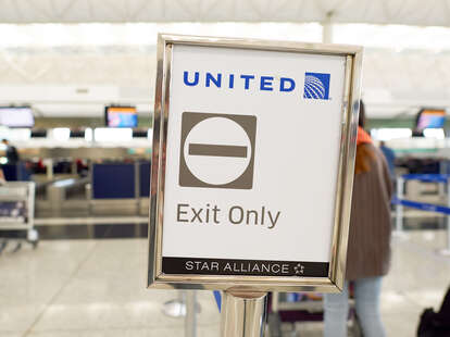 United Airlines removes wedding couple from flight