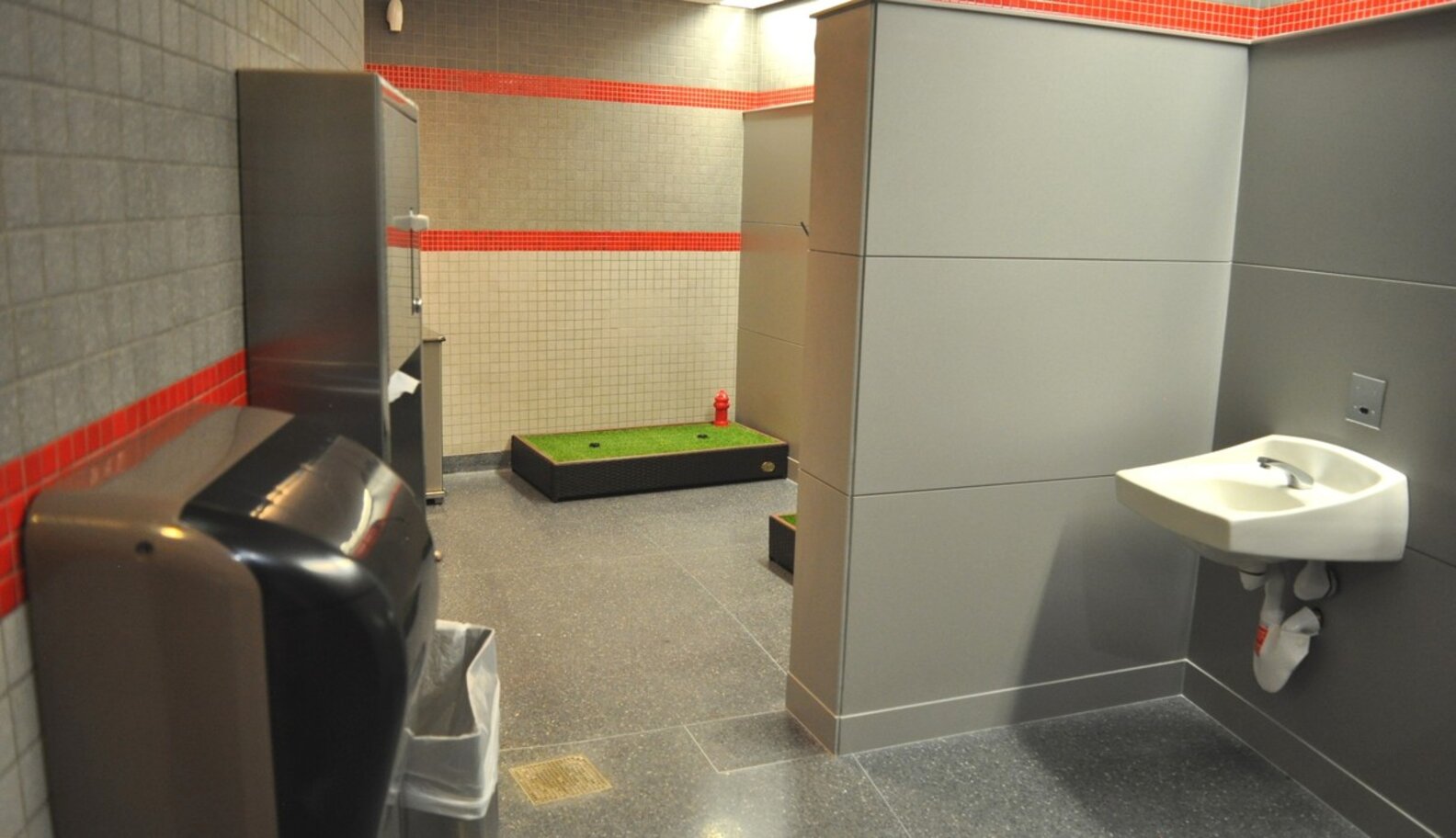 There's Something Very Special About This Airport Bathroom The Dodo