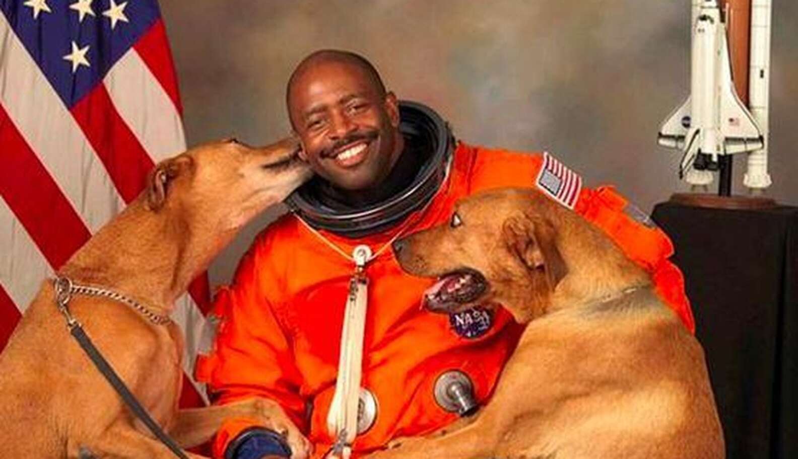 this-dog-loving-astronaut-wins-the-universe-with-his-official-portrait