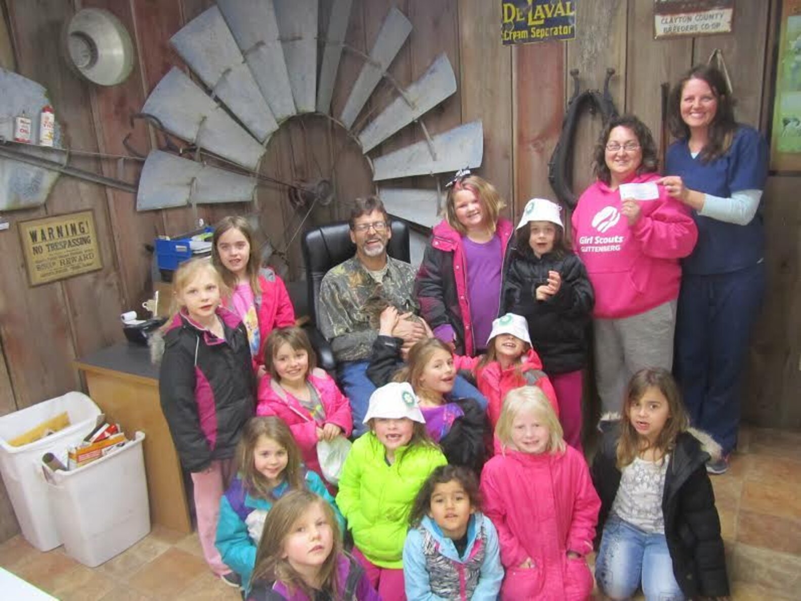 Cat With No Hind Legs Gets A Very Special Present From Girl Scout Friends The Dodo