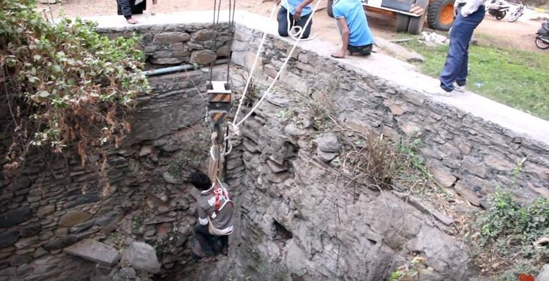 Dog Waits In Crumbling Well For Rescuers Brave Enough To Save Him - The ...