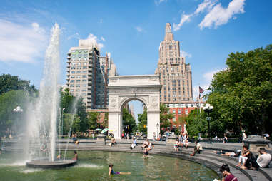 view of washington square arch and fountain in new york city