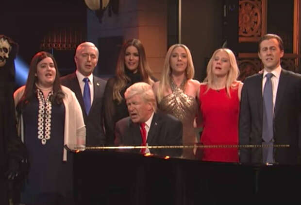 Scarlett Johansson Makes Surprise 'SNL' Appearance to Sing With Alec Baldwin