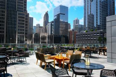 Best Rooftop Bars In Chicago Cool Places To Drink With A Good
