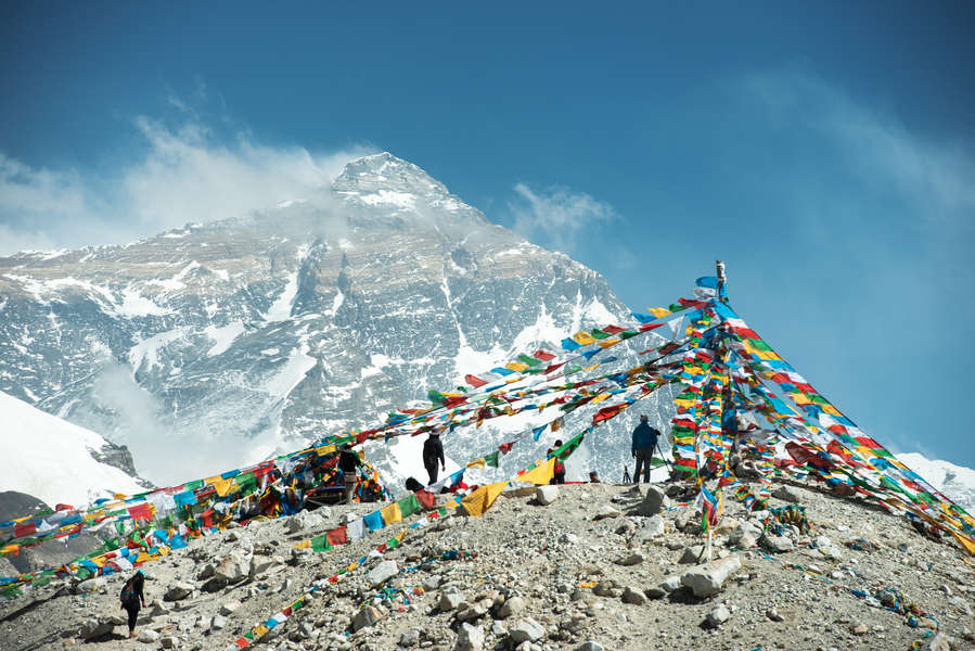 Climbing to Mt Everest Base Camp How Anyone Can Make the Hike Thrillist