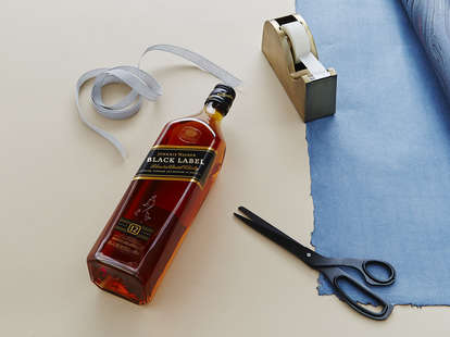 How to Wrap a Whisky Bottle – Johnnie Walker - Supercall