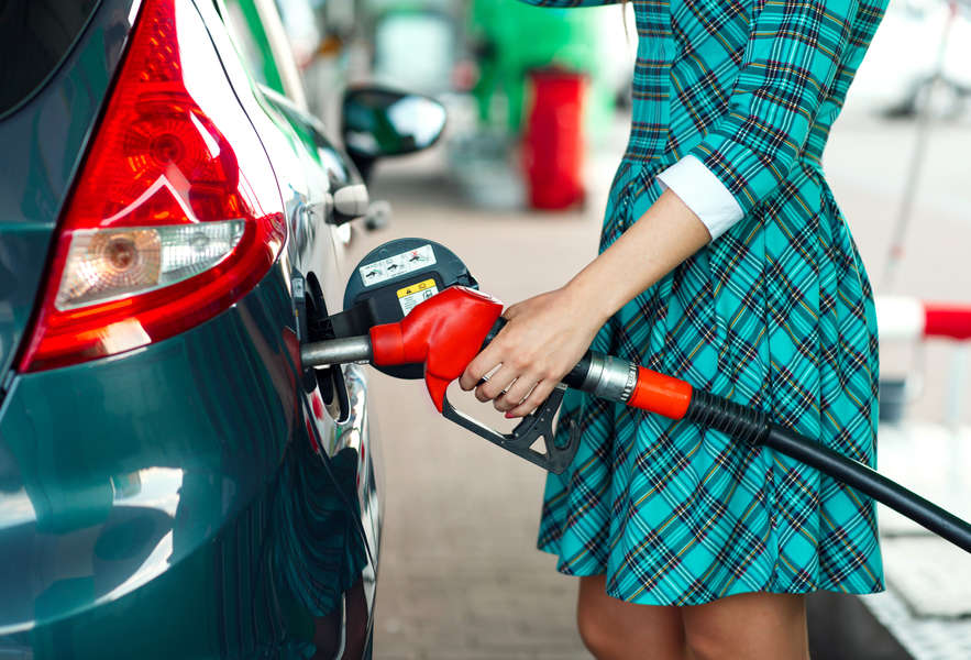 this-is-the-best-day-of-the-week-to-buy-gas-thrillist