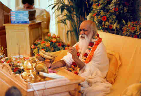 En el interior del estado de éxtasis, con los Labios Apretados, Movimiento Espiritual Que Ha ... - Thrillist 1 maharishi founder of transcendental meditation