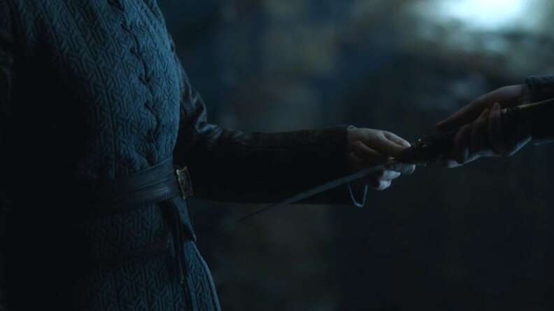 arya gives sansa the dagger game of thrones