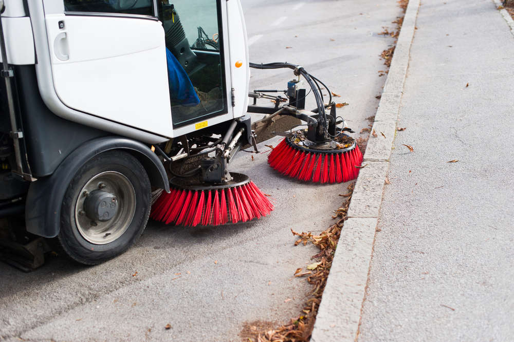 Clean roads. Подметально-уборочная машина на улице. Уборка подметальной машиной. Стрит Кинг уборочная машина. Машины по уборке города Свипер.