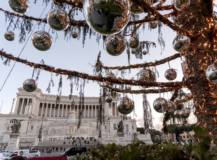 Rome Spent 57 000 On This Sad Christmas Tree Twitter Reacts Thrillist