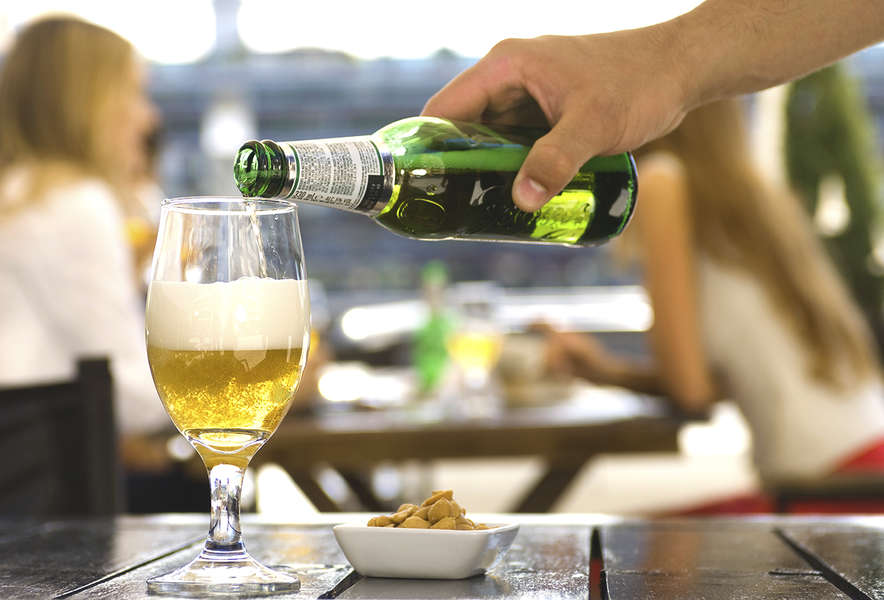 How to Properly Pour a Beer According to Experts Thrillist