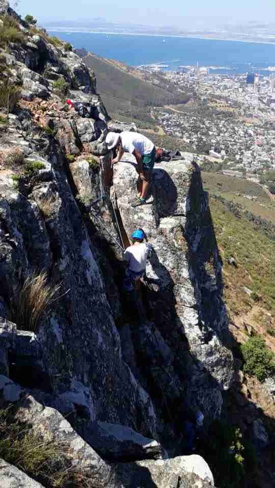 Альпинисты спускаются по скале в Южной Африке