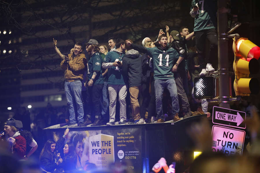 Philadelphia Eagles Fans Go Crazy After Super Bowl Win - Thrillist