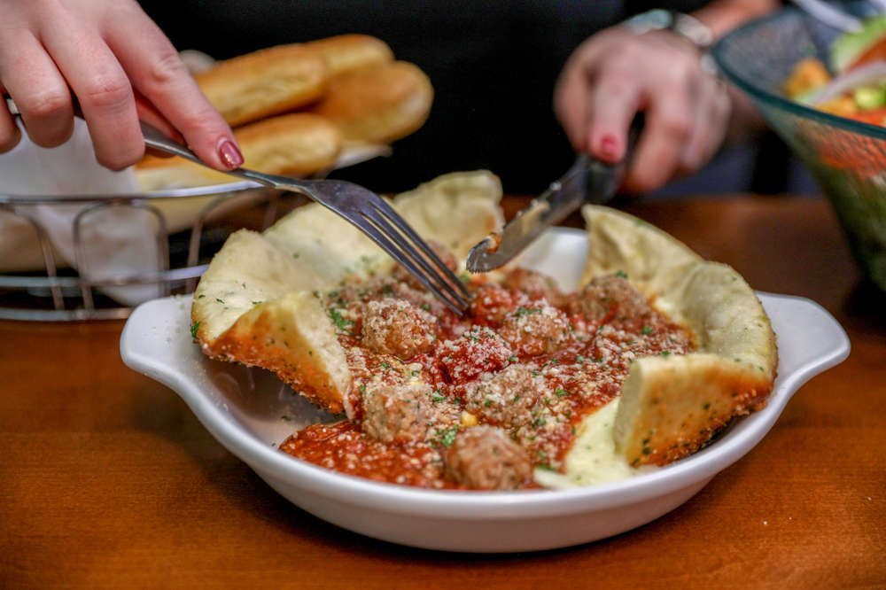Olive Garden Adds Meatball Pizza Bowl To Lunch Duos Menu Thrillist