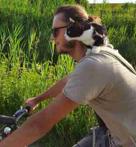 Man Adopts Stray Cat And Takes Her On An Epic Motorbike Road Trip - The ...