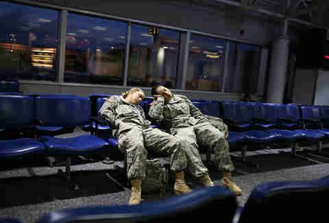 soldiers sleep sleeping military plane army anywhere fall asleep veteran veterans anytime attendant flight mobile thrillist overhears whisper away gets