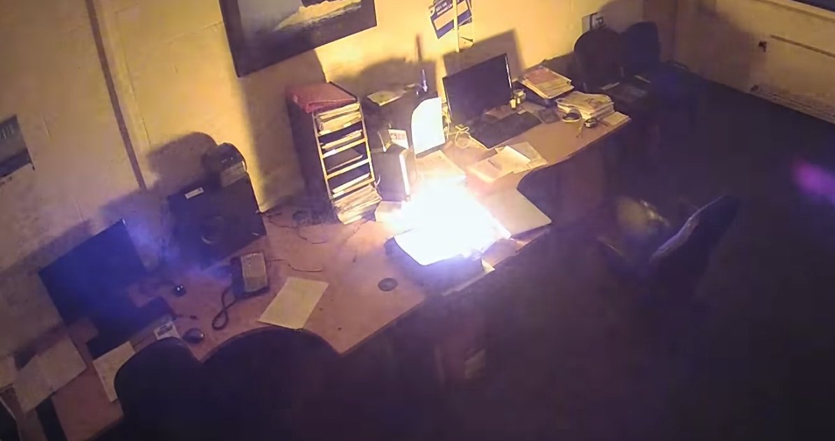 Laptop With Lithium Battery Spontaneously Explodes in Office (Video