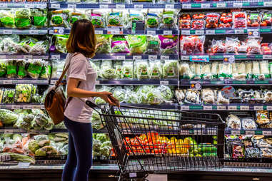 A supermarket campaign teaches shoppers how to keep fruit and veg