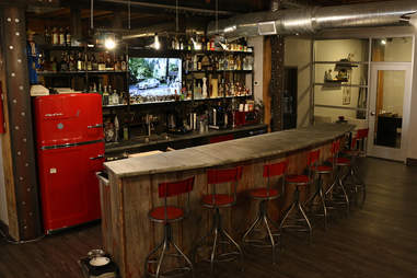 Office workplace bars modern kelvin reid frank offices singaporean executive edrington peniche 30t23 andrea Best Office Bars at Companies Around the United States - Thrillist