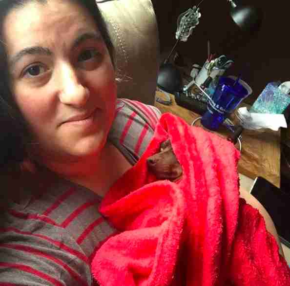 每次她生病時,狗都會給她媽媽帶來特別的玩具