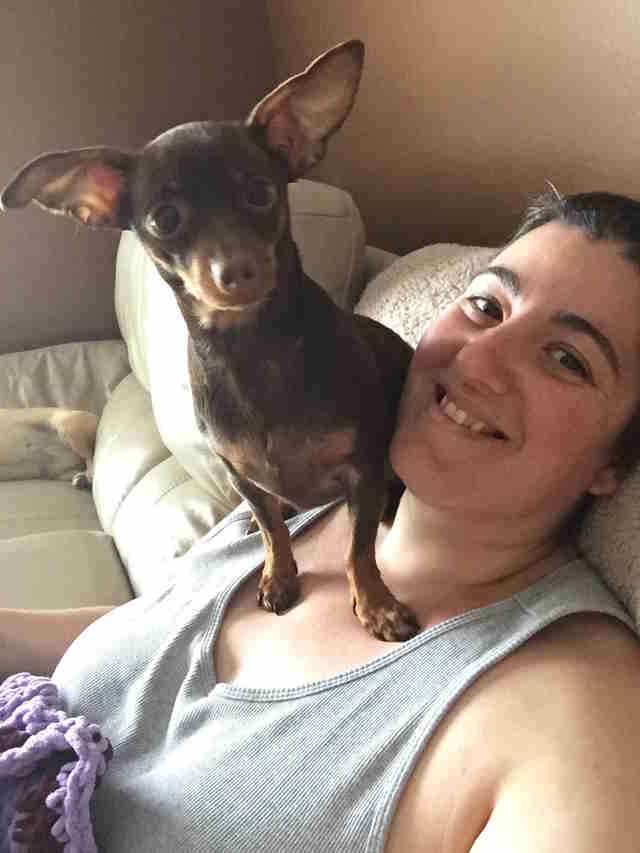 cão traz mãe seu brinquedo especial sempre que ela está doente