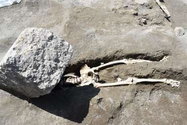 Skeleton Of Man Fleeing Pompeii Found Crushed By Flying Rock - Thrillist