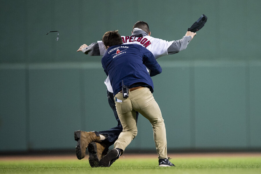 Jonathan Papelbon of the Boston Red Sox celebrates after defeating News  Photo - Getty Images