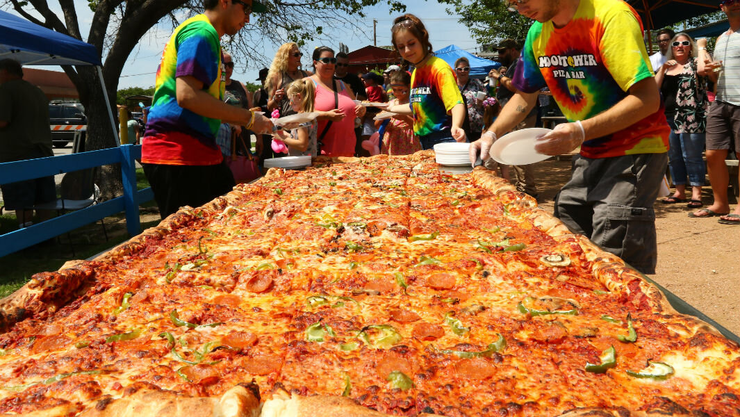Worlds Largest Pizza Breaks The Guinness World Record Thrillist