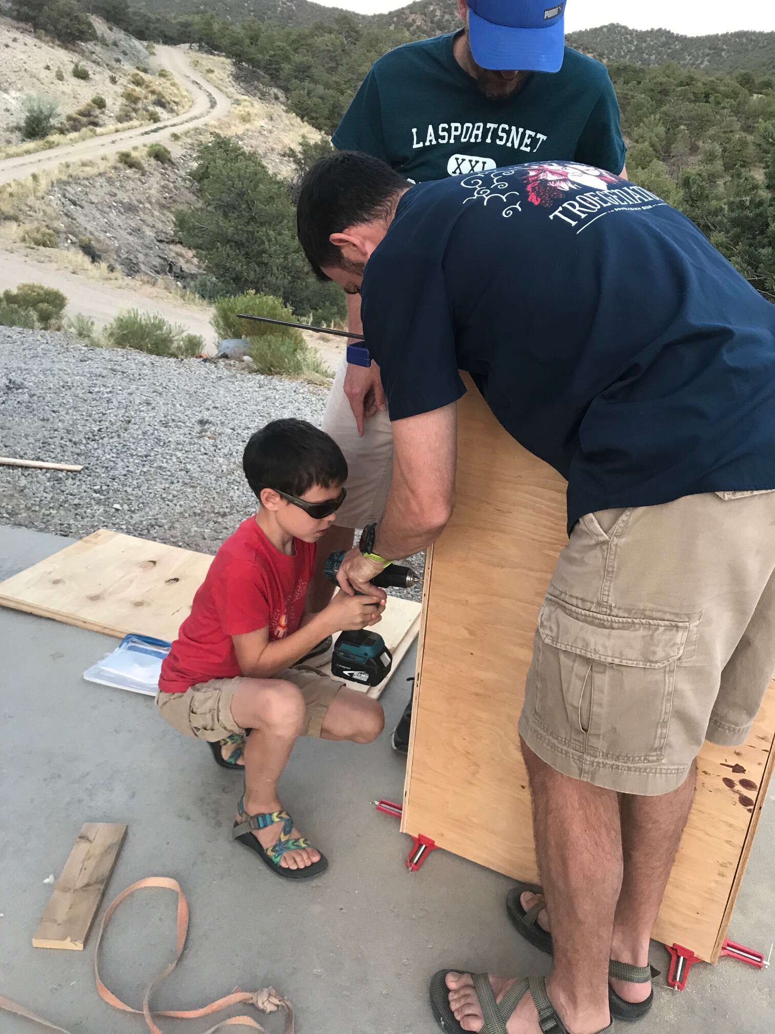 family builds house for kitten