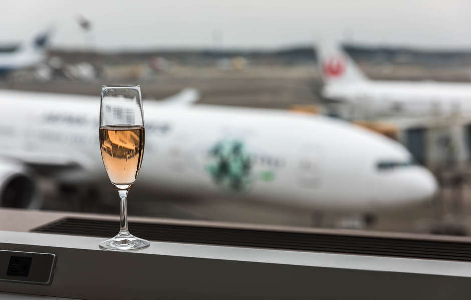 What Time Do Airports Serve Alcohol?