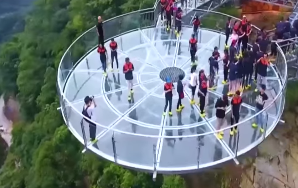 New Chinese Sky Bridge Made Entirely of Glass is Absolutely Terrifying