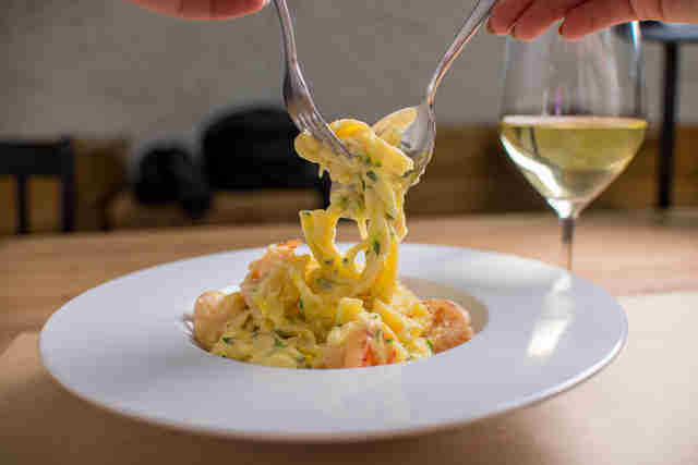 shrimp pasta and white wine